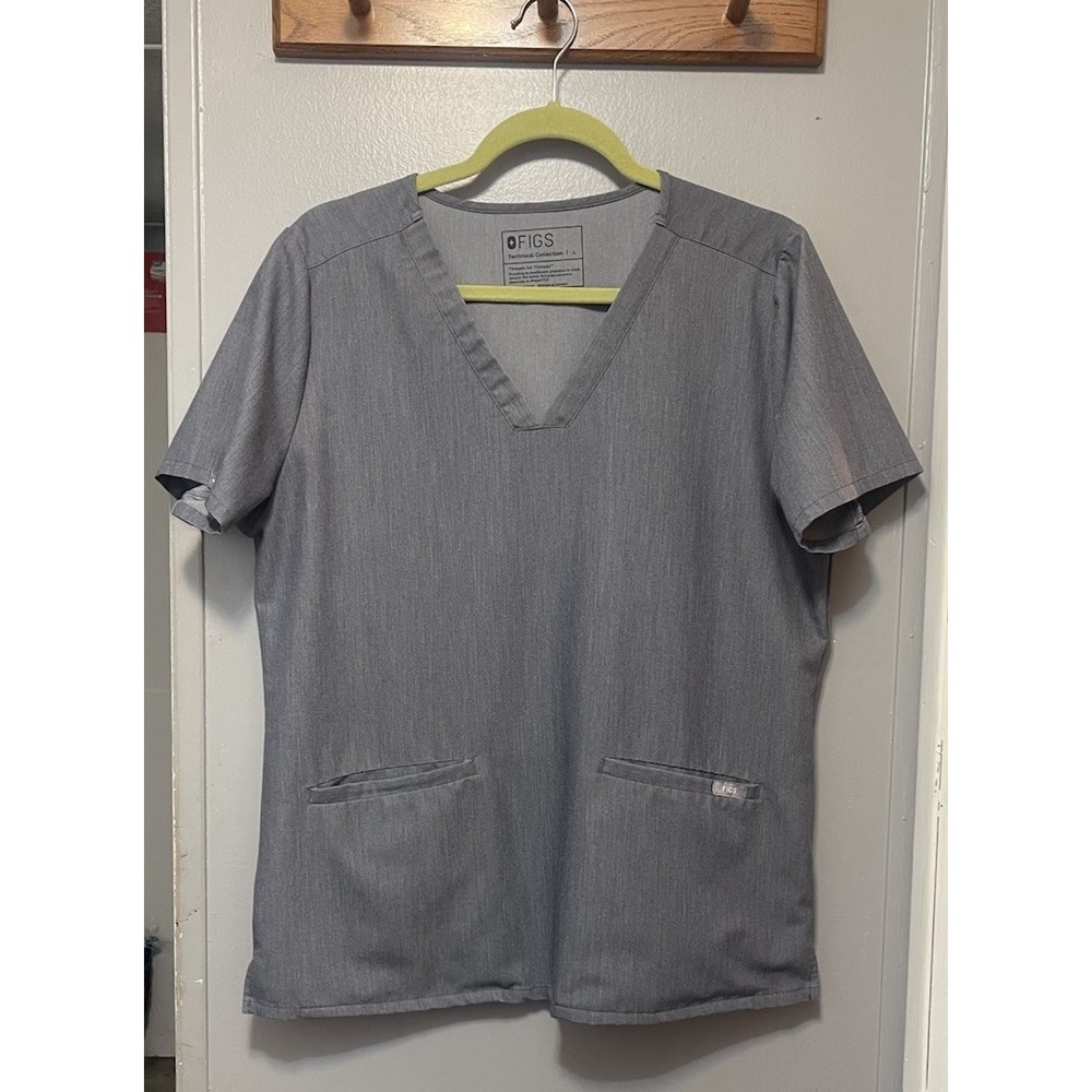 Figs Women's Classic Fit Casma Three-Pocket Scrub Top BL1 Graphite Large
